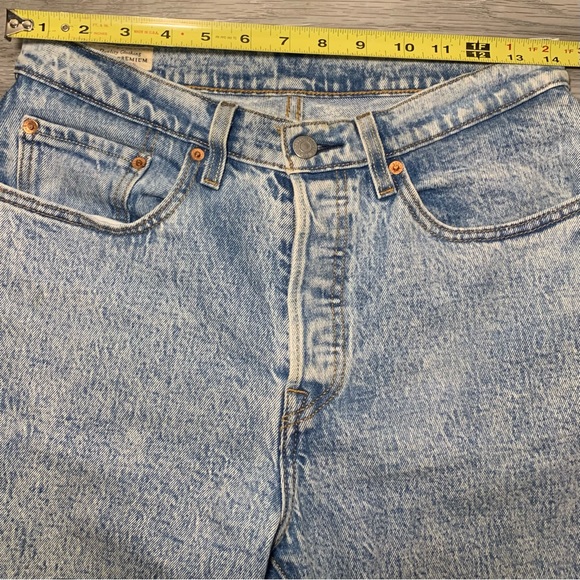 LEVI’S Premium 501 Original Cropped Light Wash Jeans in Stone Throw (Size 27) - Picture 13 of 16